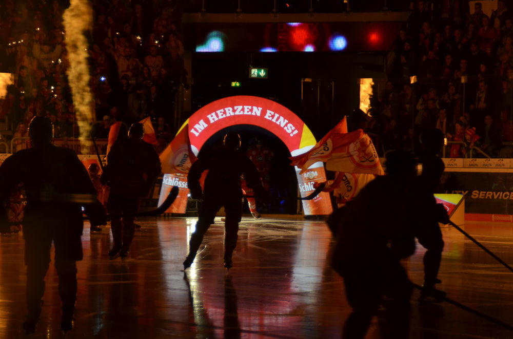 Eine neuer, leuchtender Bogen für den Spielerausgang? Check!; Foto: Lara A.