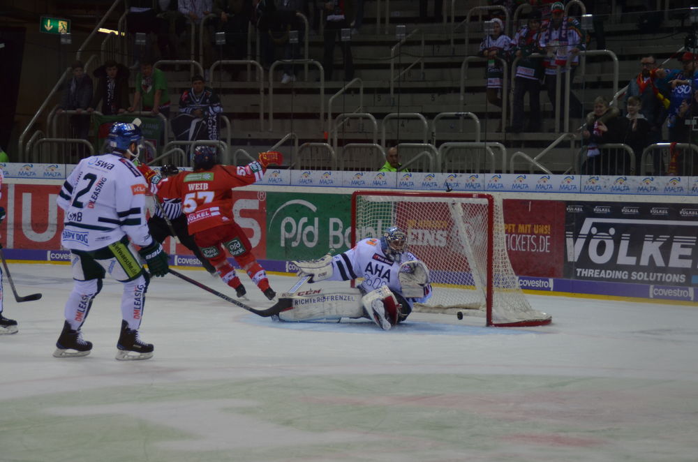 Daniel Weiss hämmert ihn rein, TOOOOOR!; Foto: Lara A.