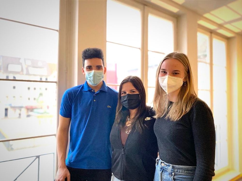Das neue Sprecher*innenteam des Jugendrats: Ann-Kathrin Bartzsch (Mitte) mit ihren Vertretungen Erik Stephan (links) und Carina Danisch. (Foto: Landeshauptstadt Düsseldorf)