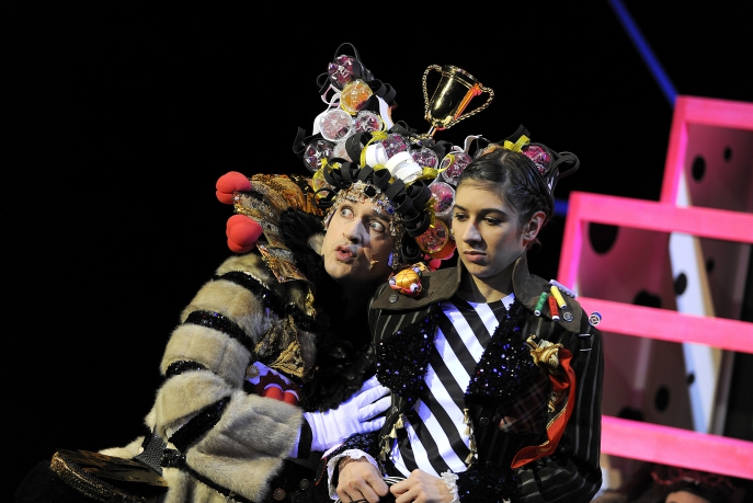 &quot;Wir malen die Rosen rot, sonst schlägt uns die Königin tot.“ Sebastian Hoppe, Düsseldorfer Schauspielhaus