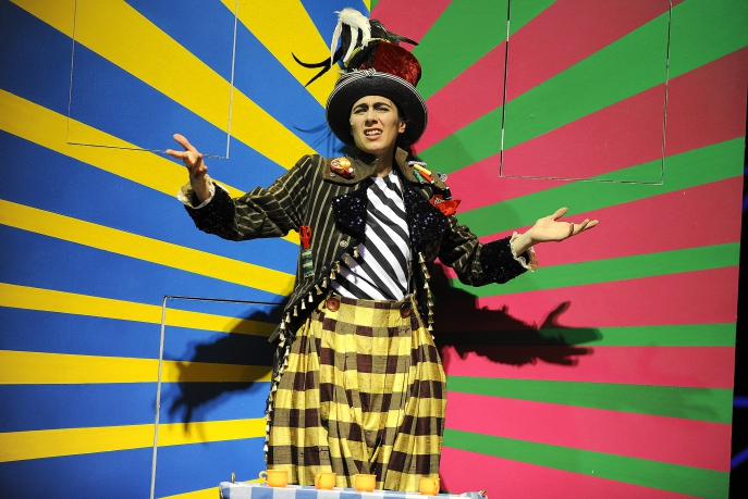 &quot;All das Gerede von Blut und Erschlagen verdirbt mir den Appetit auf Tee.“ Sebastian Hoppe, Düsseldorfer Schauspielhaus