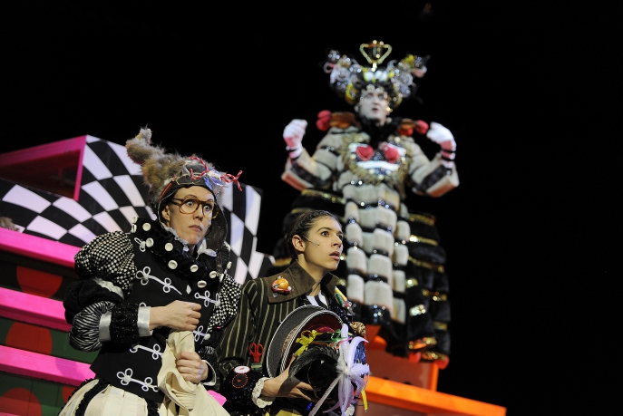 &quot;Alice, man darf sein Leben nicht nach anderen richten. Man muss seine Entscheidungen alleine fällen.&quot; Sebastian Hoppe, Düsseldorfer Schauspielhaus