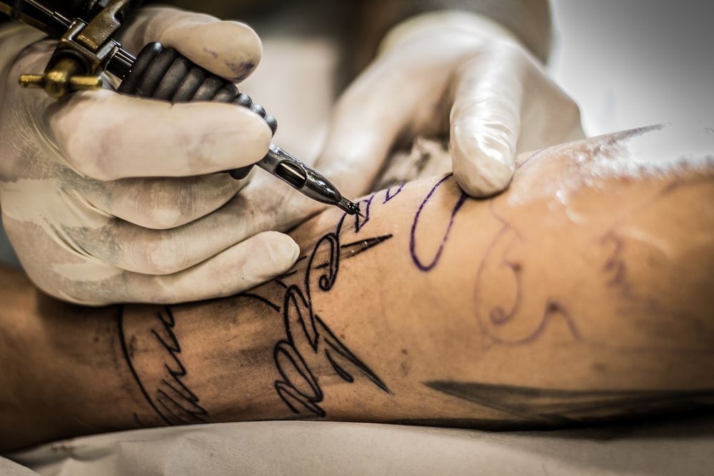 Tatoos bleiben für immer unter der Haut - denk gut drüber nach was du dir stechen lässt! (Foto von youpod)