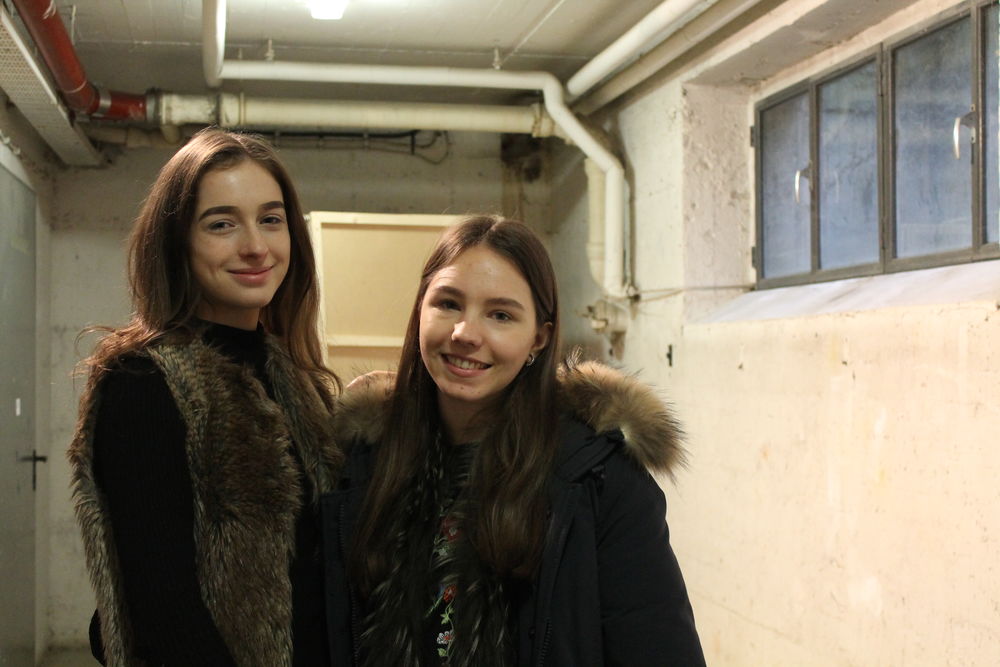Louisa und Chantal führen durch die Ausstellung. (Foto: Christina Behrens)