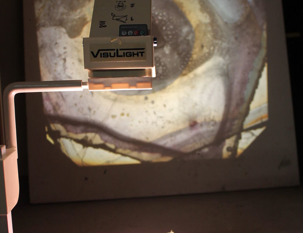 Ein sich veränderndes Kunstwerk. Die flüssige Farbe auf dem Projektor. Von Vitus Rennert. (Foto: Christina Behrens)