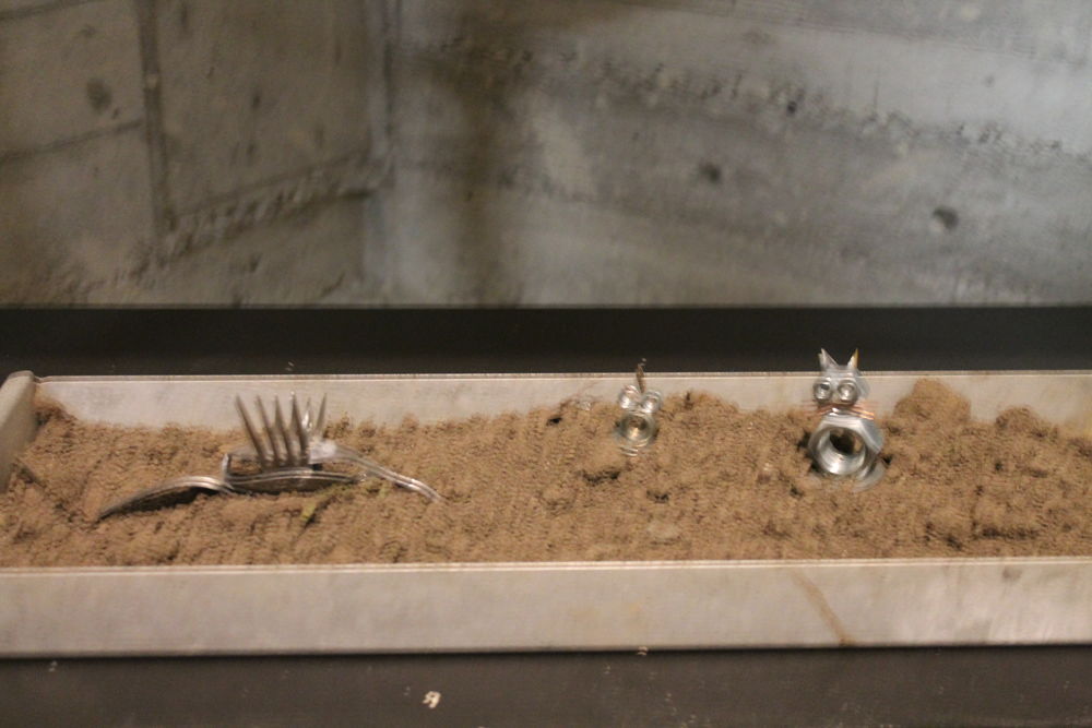 Metallarbeiten: Fabelwesen im Sand von Karolin Kleine. (Foto: Christina Behrens)