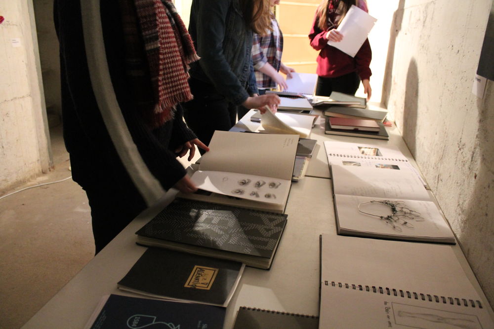 Die Projektbücher zeigen den Verlauf der Kunstwerke von der ersten Idee bis zum fertigen Projekt. (Foto: Christina Behrens)