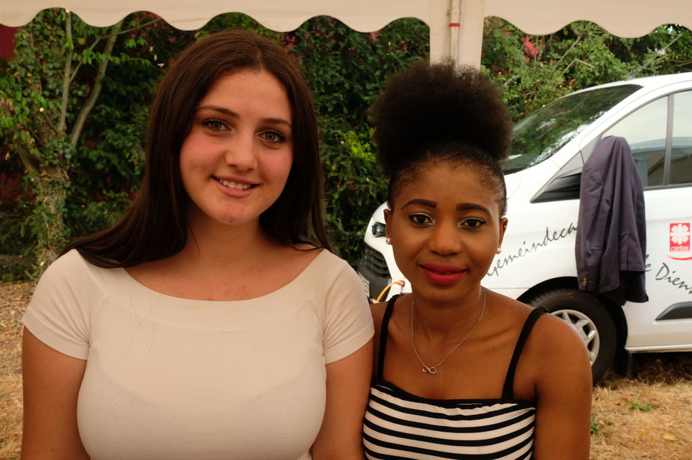 Emigena und Becky kannten sich schon aus der Ausbildung. Nun leben sie in dem Wohnprojekt der Caritas zusammen in einer WG. (Foto: Christina Behrens)