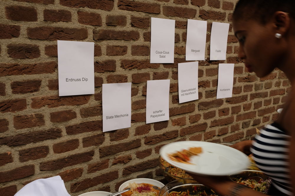 Zur Einweihung der WG gab es auch das passende Essen: Internationale Salate und Saucen. (Foto: Christina Behrens)