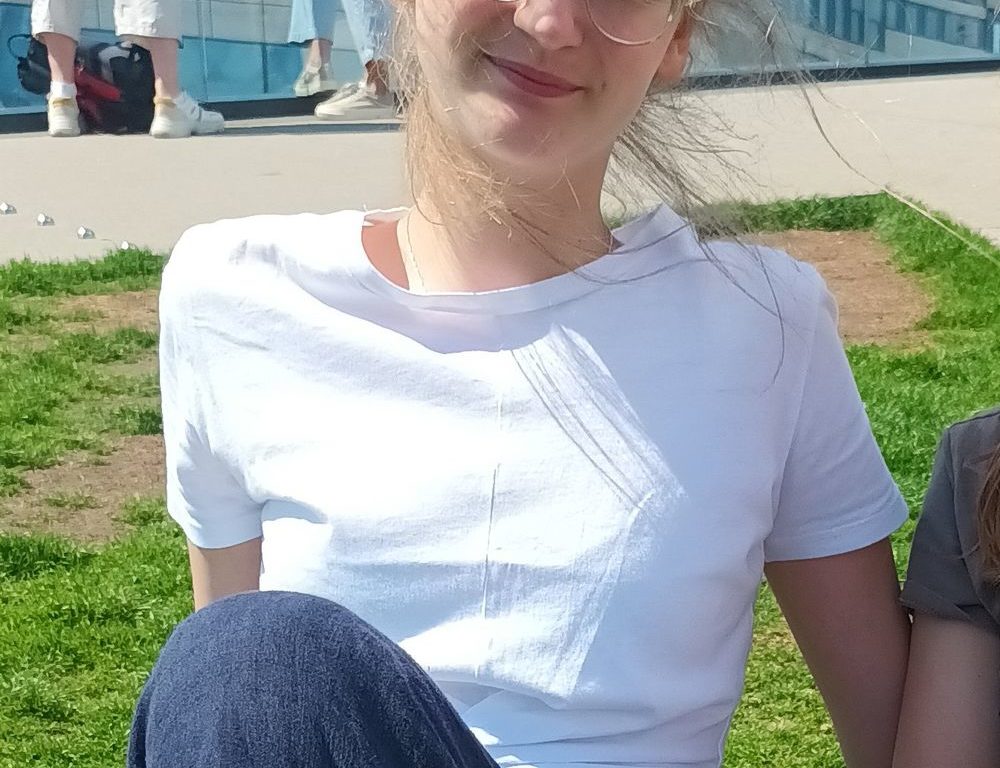 Emma (15): Ich mag Grünflächen wie diese, um einfach zu sitzen und die Sonne zu genießen. An Corona denke ich hier nicht, denn das ist für mich zur Normalität geworden.