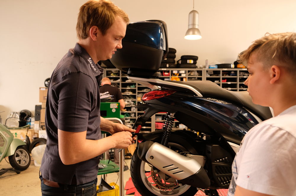 Max Seilheimer erklärt Cassian geduldig die Grundlagen der Zweiradtechnik. (Foto: Christina Behrens)
