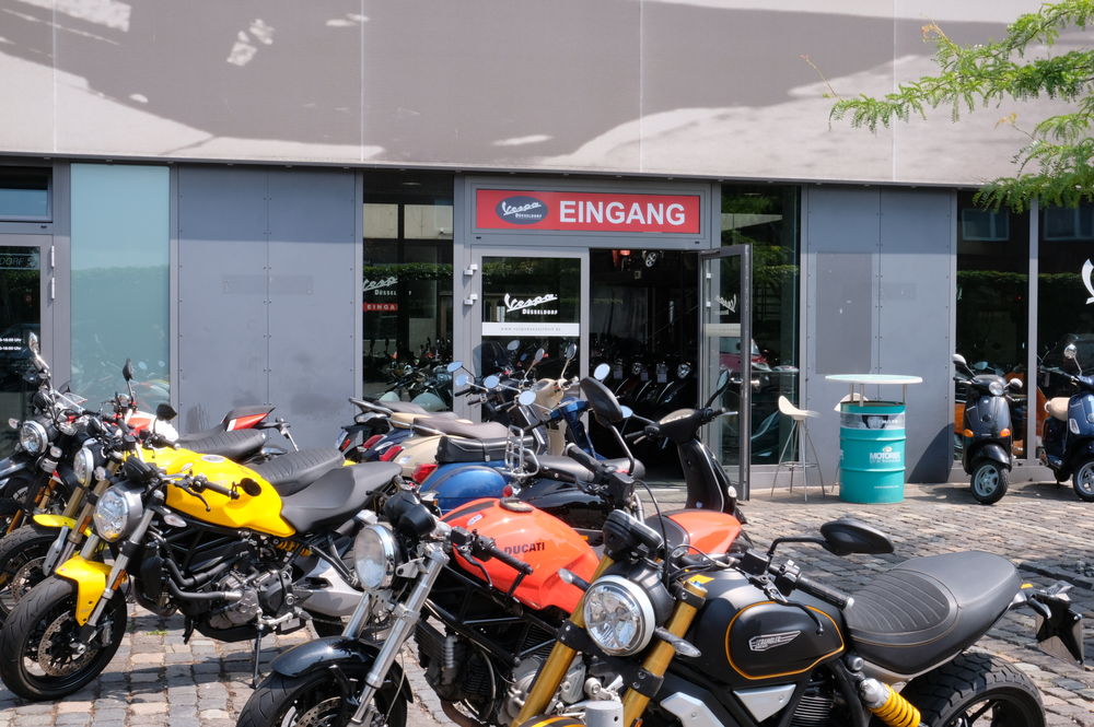Vespa Düsseldorf (Classic Remise) in Düsseldorf-Eller. Hier sind auch größere Zweiräder zu finden. (Foto: Christina Behrens)