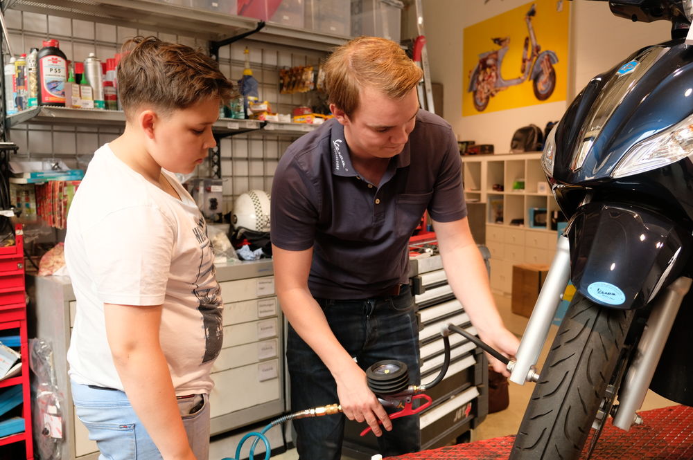 Auch dem Meister darf Cassian über die Schulter gucken. (Foto: Christina Behrens)