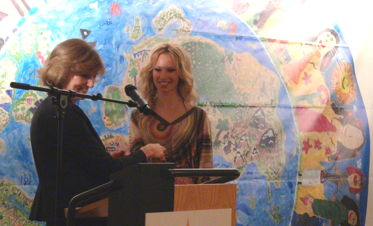 Vorstandsvorsitzende des Fairtrade Düsseldorf e. V. Gabriele Krüger und Birte Glang präsentieren die Fair Fashion`s Night. Benedikt Sondermann