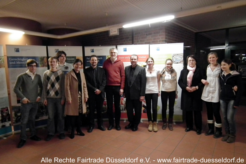 Die Fairtrade AG des Suitbertus Gymnasiums präsentiert Fairtrade Plakate im Foyer der Schule. Fairtrade Düsseldorf e. V.
