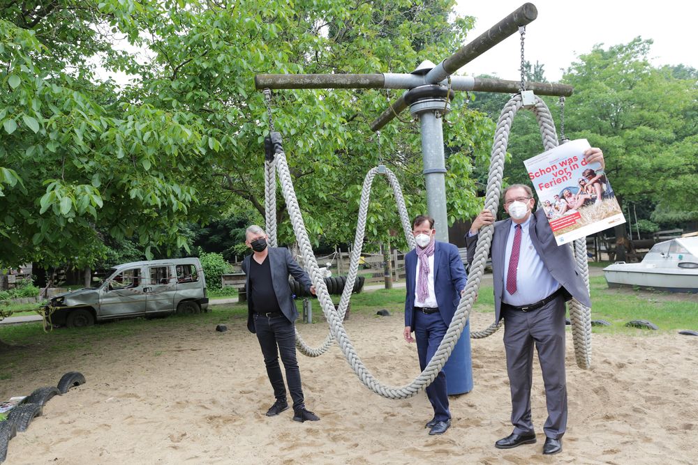 Das Programm der Düsselferien stellten sie auf dem Abenteurspielplatz in Oberkassel vor: Stadtdirektor Burkhard Hintzsche (M.), Achim Radau-Krüger, Geschäftsführer des Jugendrings (l.) und Jugendamtsleiter Johannes Horn. (Foto: Landeshauptstadt Düsseldorf/Ingo Lammert)