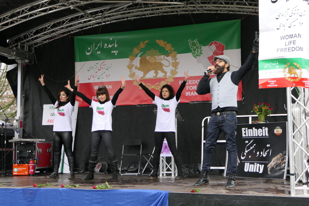 Dariush Safari führte mit einer Tanzgruppe mehrere Lieder auf. (Foto: youpod/Athina)