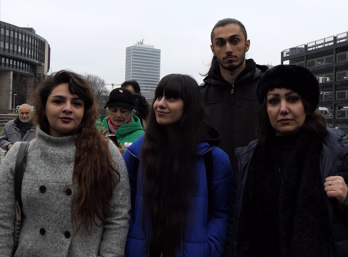 Bahare (31), Fatemeh (18), Amir (21) und Maryam (38) (von links nach rechts) zeigen ihren Support für ihr Heimatland Iran. (Foto: youpod/Athina)