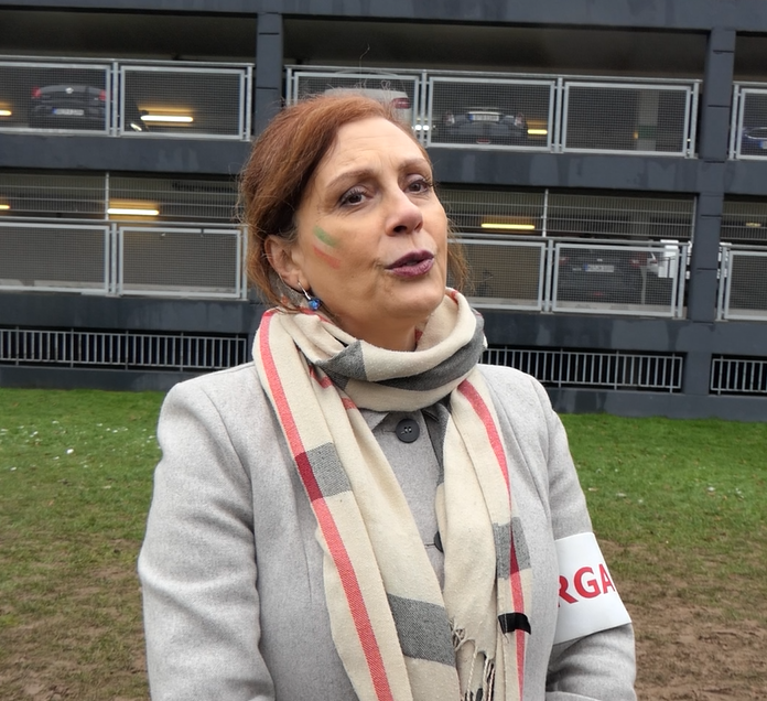 Mina ist die Organisatorin der Kundgebung und spricht sich für internationale Solidarität mit allen Frauen aus. (Foto: youpod/Athina)