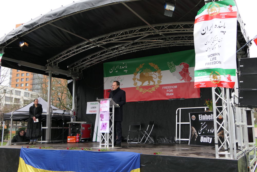 Auch der Oberbürgermeister Stephan Keller war vor Ort und solidarisierte sich mit den iranischen Frauen. (Foto: youpod/Athina)