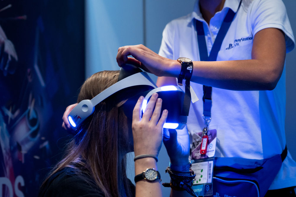 Aufsetzen der PlayStation VR (Lena Sauermann, Johannes Hoffmeier)