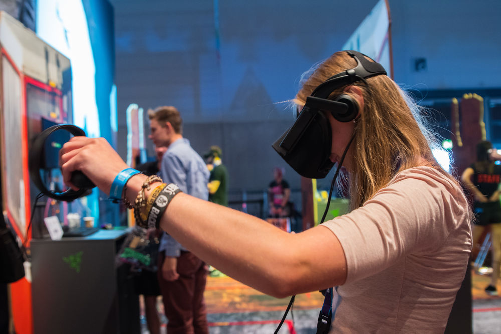 Anspielen von Cryteks "The Climb" mit der Oculus Rift (Lena Sauermann, Johannes Hoffmeier)
