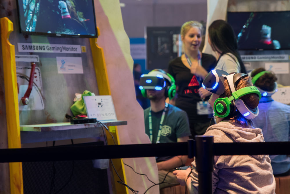 Spieler bei Cryteks "Robinson: The Journey" mit der PlayStation VR (Lena Sauermann, Johannes Hoffmeier)