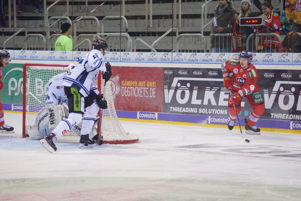 Marcel Brandt hat die Gegner im Blick; Foto: Justus B.