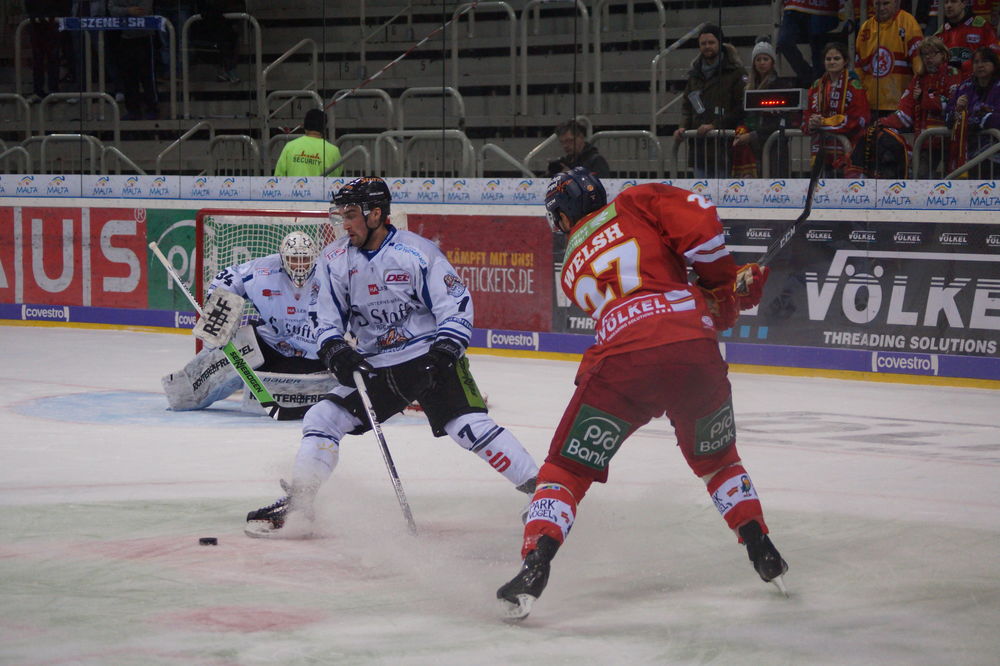 Torschuss von Jeremy Welsh; Foto: Justus B.