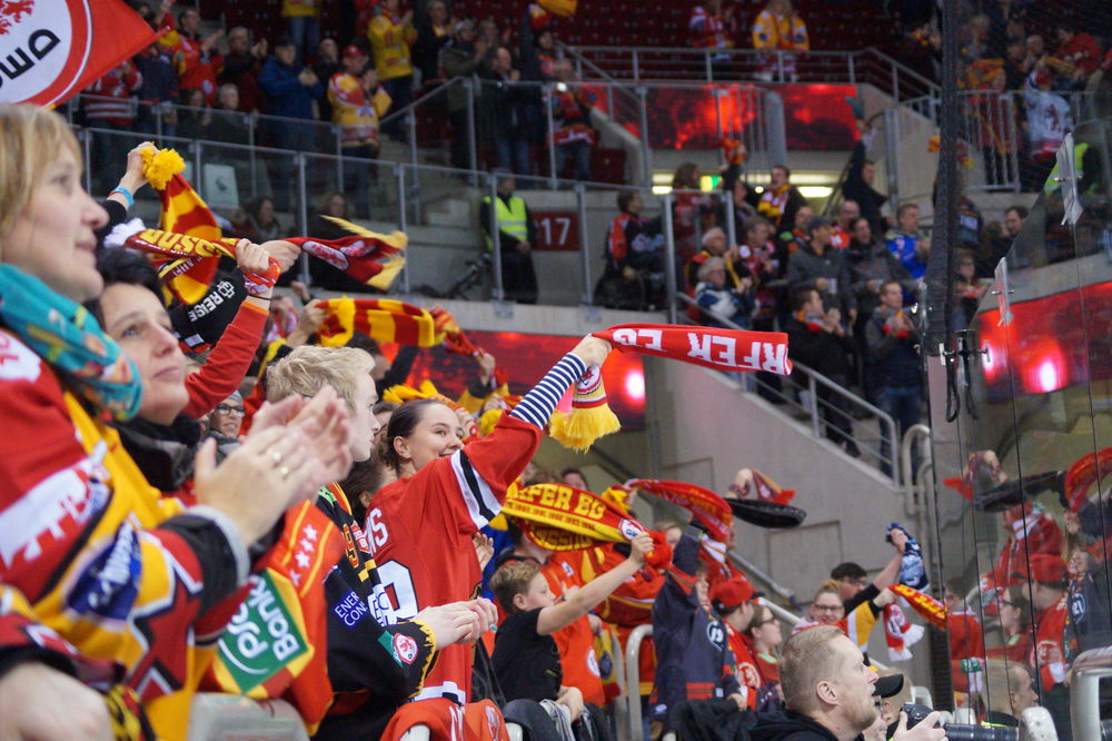 Erleichterung bei den Fans; Foto: Justus B.