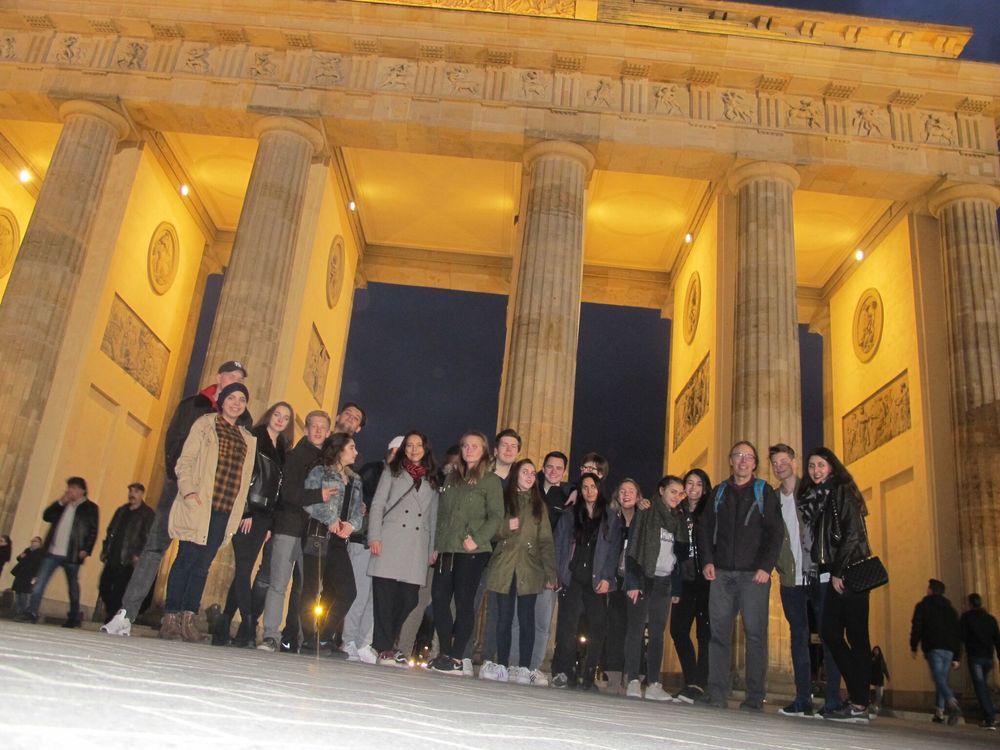 Gruppenfoto vor dem Brandenburger Tor