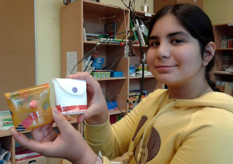 Jauna (11) hat sich für zwei Täschchen aus Shampooflaschen entschieden. jt