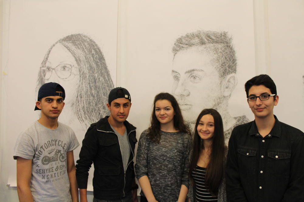 Mohammad (15), Rekan (16), Joana (14), Hicham (16), Saida (17) stehen vor ihren Porträts.