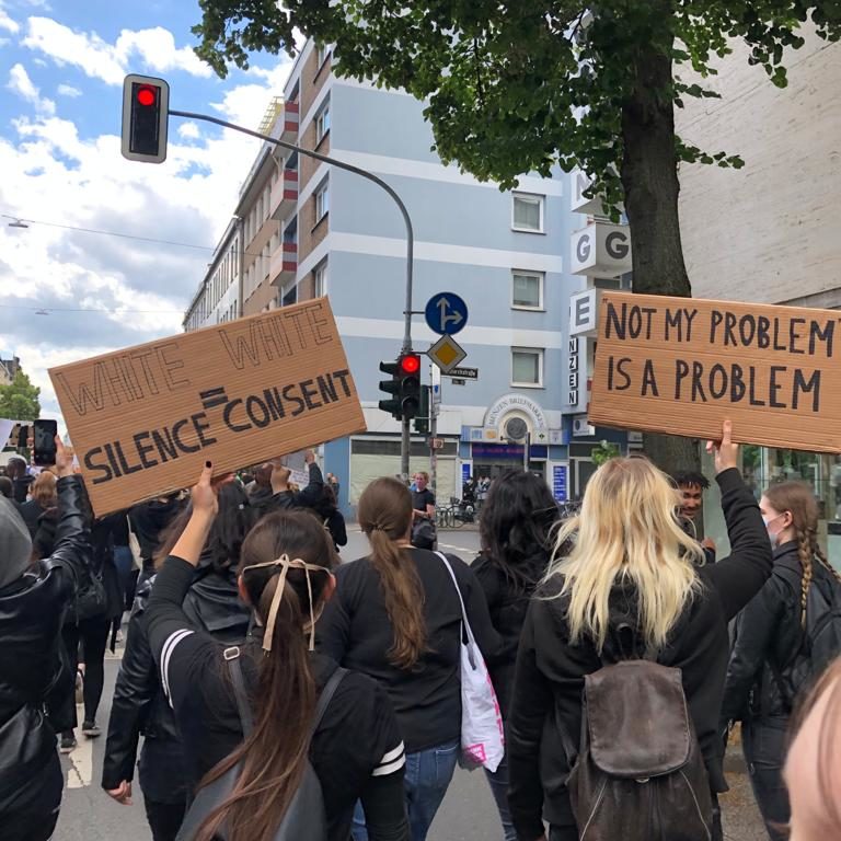 Viele Demo-Teilnehmer*innen hatten Schilder mitgebracht, um ihre Aussagen und Forderungen deutlich zu machen. (Foto: Luam K.)