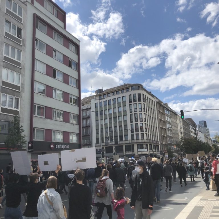 Passanten und Autos, die am Demozug vorbeifuhren, jubelten und hupten den Demonstrierenden zu. (Foto: Charlotte H.)