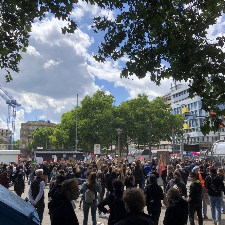 Als die ersten Demoteilnehmer schon an der Landtagswiese angekommen sind, waren viele andere noch nicht einmal vom HBF losgelaufen. (Foto: Charlotte H.)