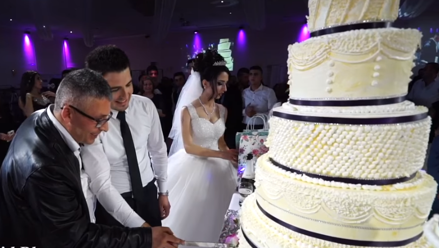 Kurdische Hochzeitsfeier/ hochzeitstorte schneiden