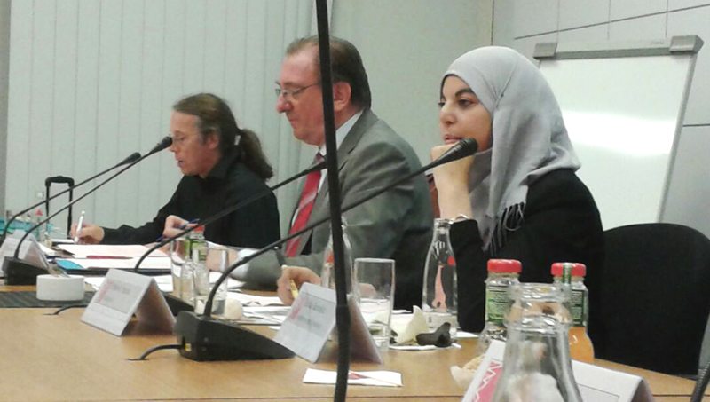 Yousra leitet eine Sitzung des Jugendrats. (Stadt Düsseldorf)