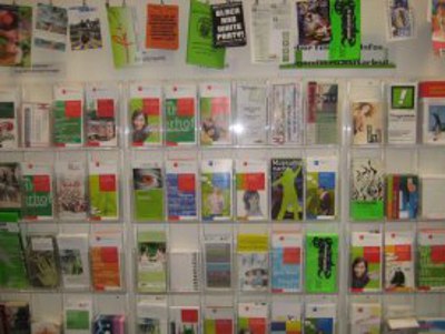 Im Info-Laden gibt es zahlreiche Flyer. zeTT