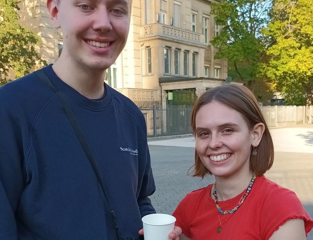 Hannah (19) und Janik (18) studieren soziale Arbeit und sind gespannt darauf, wie sich das Lernen von der Schule unterscheidet.