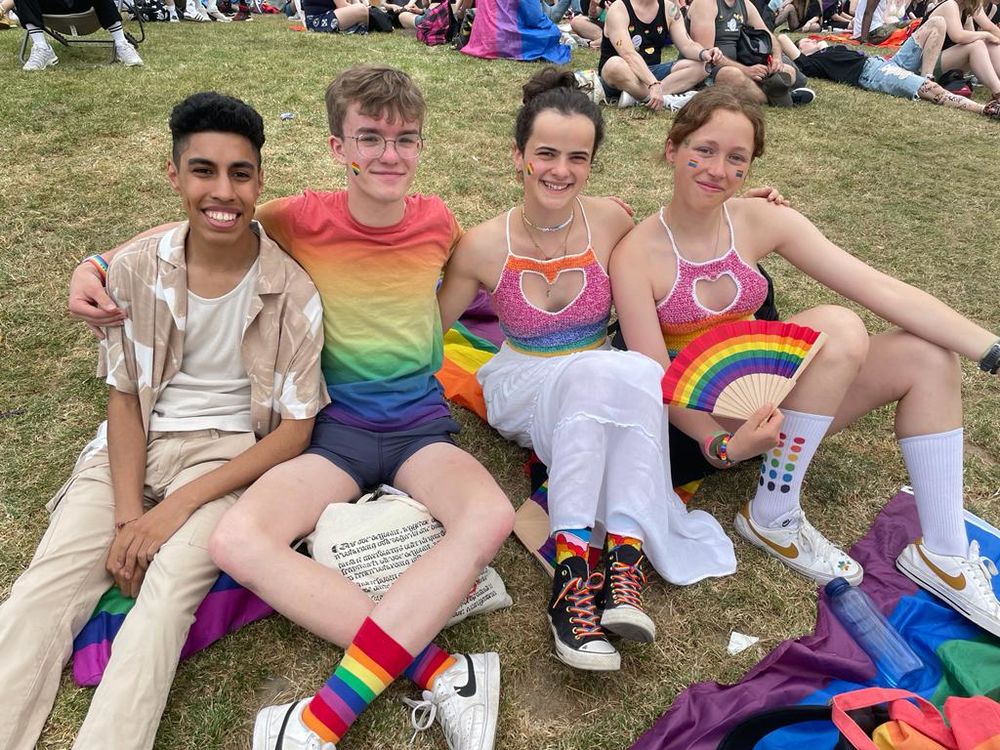Pedro (16), Fynn (17), Cläre (16) und Luna (15) sind extra für den CSD nach Düsseldorf angereist. (Foto: Youpod / Athina)