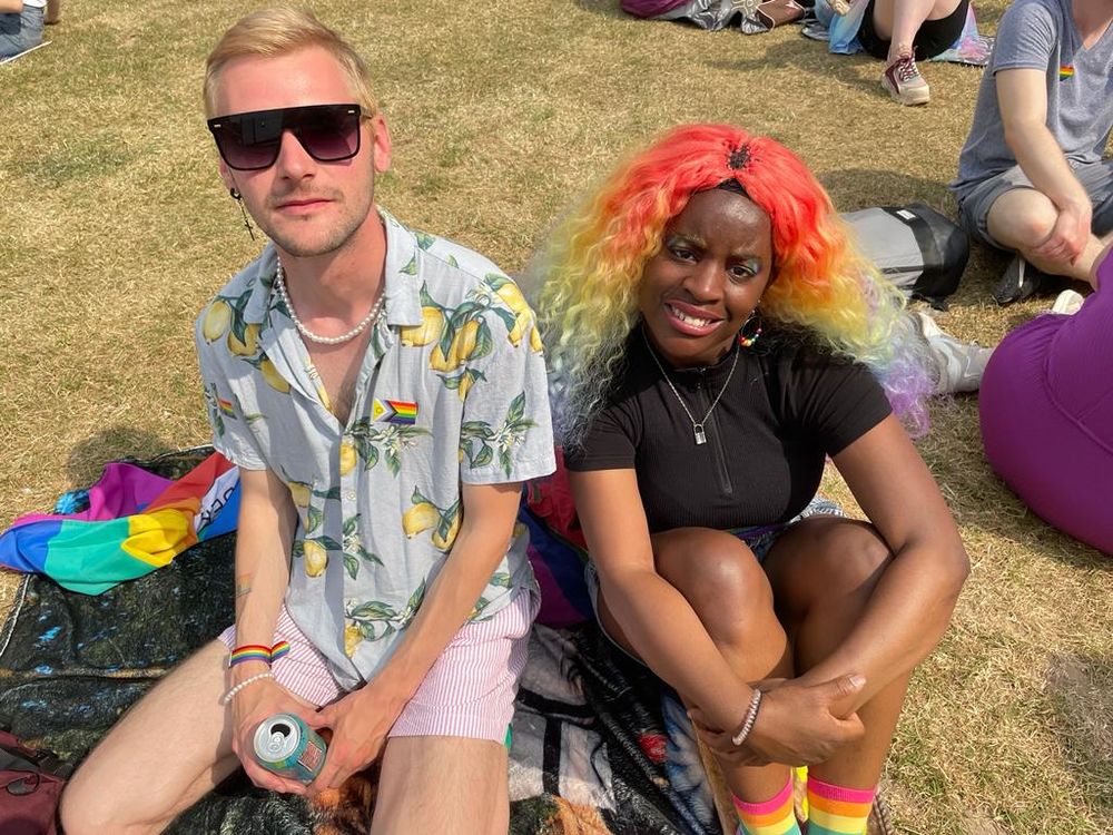 Janik (25) und Tabitha (27) wollen gemeinsam dafür kämpfen, dass alle Sexualitäten anerkannt werden. (Foto: Youpod / Athina)