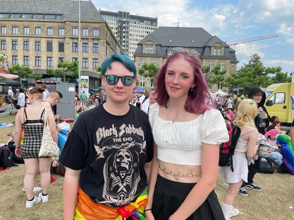 Lilly (17) und Sina (18) fordern mehr Rechte, Akzeptanz und Gleichheit. (Foto: Youpod / Athina)