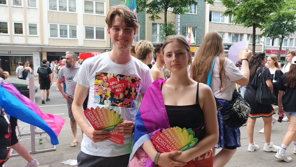 Pablo (19) und Alina (19) engagieren sich im Jugendrat und sind auch bei der CSD-Demo mitgelaufen. (Foto: Youpod / Vivian)