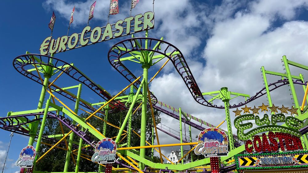 Die hängenden Gondeln des Euro Coasters machen die Achterbahn auf der Kirmes einzigartig. (Foto: youpod/Ari)