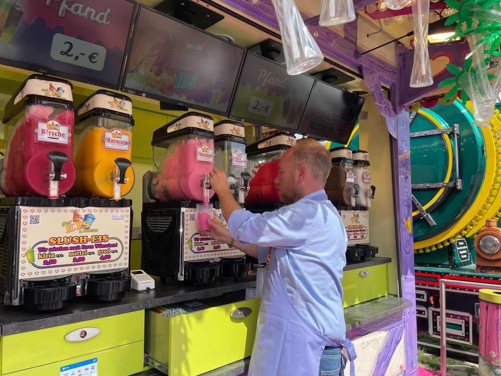 Hier wird etwas Slush-Eis von der einzigartigen Sorte Flamingo abgezapft, die ihr beim neuen Slush-Eis-Laden finden könnt. (Foto: youpod/Athina)
