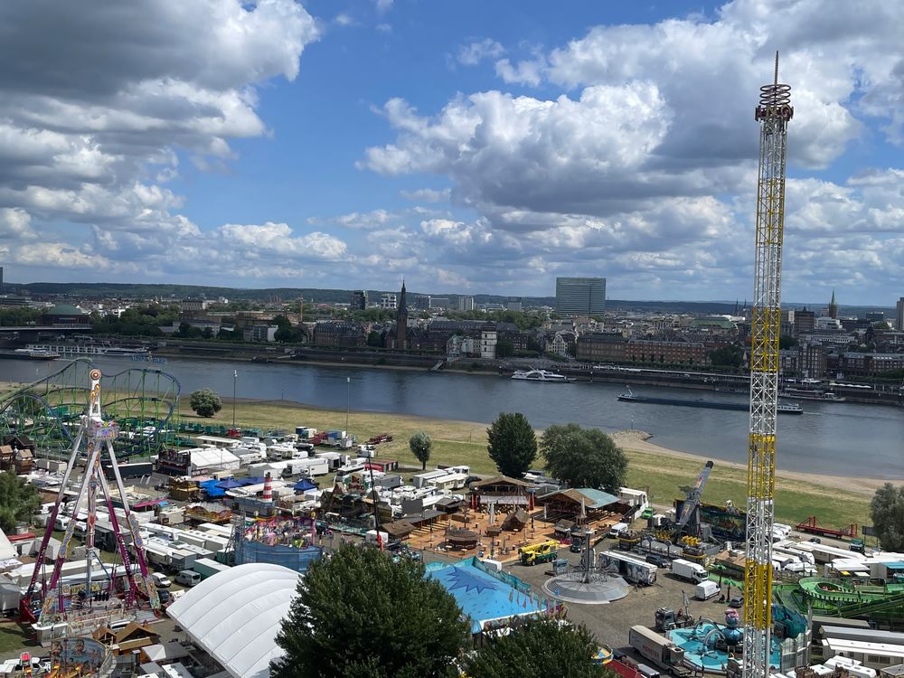 Aussicht auf die Rheinkirmes und auf Düsseldorf aus den neuen Gondeln des Riesenrads (Foto: youpod/Athina)