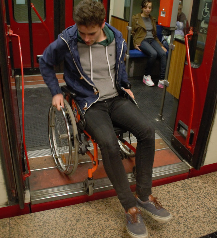 Für Rollstuhlfahrer gibt es Hürden in der U-Bahn. Lara A.