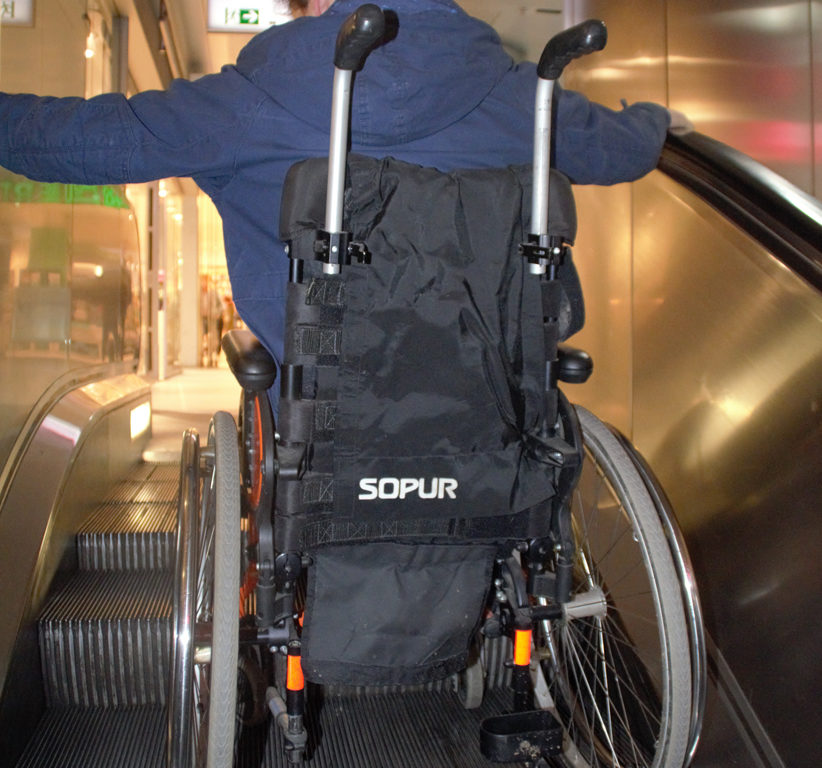 Das Rolltreppenfahren will geübt sein. Lara A.
