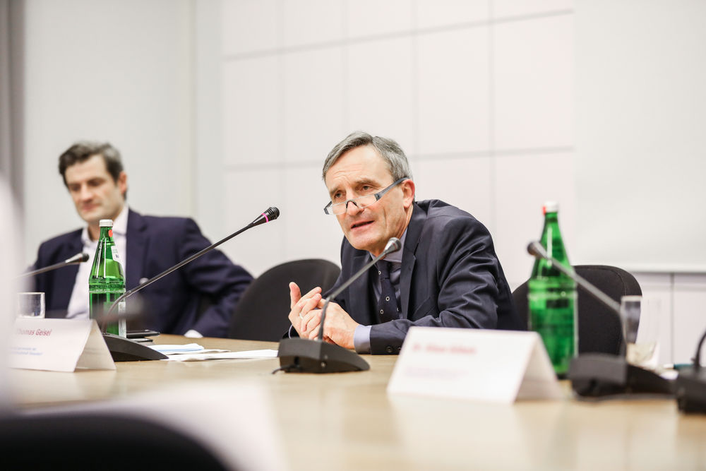 Oberbürgermeister Thomas Geisel (r.) und Ordnungsdezernent Christian Zaum erläuterten das Stufenkonzept rund um die Corona-Infektionen. (Foto: Landeshauptstadt Düsseldorf/Melanie Zanin)